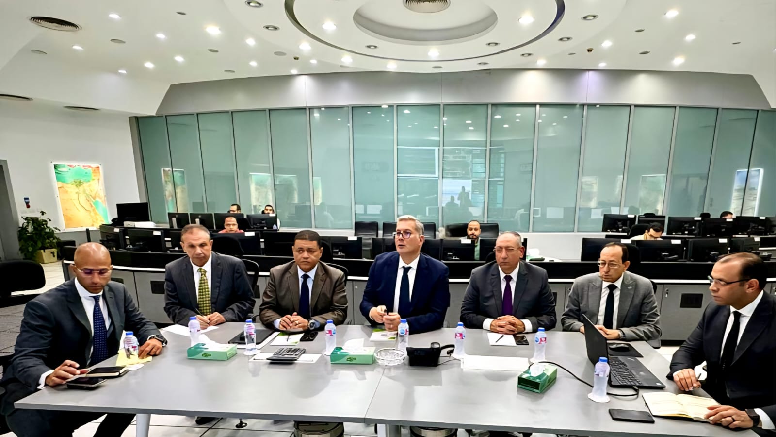 وزير البترول يفاجىء مركز التحكم ويطمئن علي تأمين تدفقات الغاز لمحطات الكهرباء 